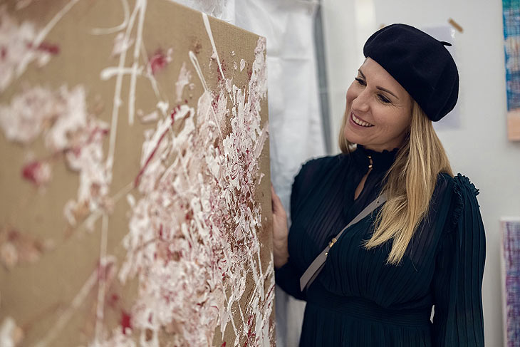 Er&ouml;ffnung der Kunstausstellung &bdquo;Hibatzld&ldquo; am 15.11.2022 im Gut Kaltenbrunn am Tegernsee: Anja von Keyserlingk (&copy;Fotos: &bdquo;Mette Photography")